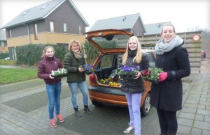 Nynke Porte, Wobbina de Boer, Iris Veenstra en Jette de Jong (vlnr) bezorgden Reva-viooltjes aan huis.
