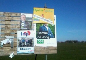 Romke de Jong van D66 wordt onthoofd door het bord van OpsterLanders.