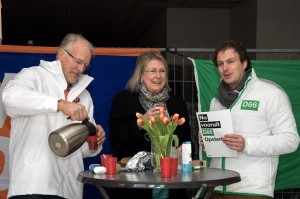 Ook burgemeester Francisca Ravestein kwam een kijkje nemen in het café. Links Hielke de Vries en rechts Romke de Jong. Foto: Marije Geertsma