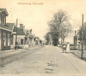 Zo ging het vervoer in 1908: de tram op de Stationsweg.