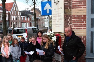 Kinderen van De Trimbeets en De Librije lezen gedichten voor en leggen bloemen bij de Gerk Numanbrug.  (c) Jan Sybrandy