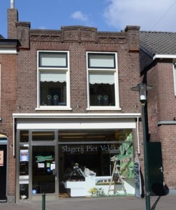 Het pand waar tot vorig jaar slager Piet Veldkamp gevestigd was.
