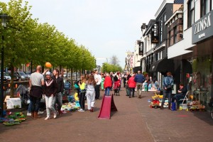 De vrijmarkt werd zeer druk bezocht. (c) Jan Sybrandy
