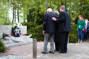 G. Jonkers en zuster Oord leggen een bloemenkrans bij het monument. (c) Jan Sybrandy