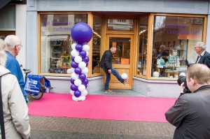 Zaterdagmorgen 10 mei werd de hernieuwde winkel geopend door Maarten de Jong. (c) Marije Geertsma