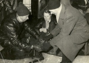 Op de foto boven wordt Tine op het kampioenschap van Nederland in 1955 geassisteerd door heit Sjoerd (rechts) en Omke Arjen.