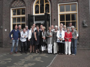 Op 27 augustus 2011 staan hier voor het museum in Gorredijk v.l.n.r.Klaas , Johan, Anne, Abe, Hilda. Piet, Richt, Gerrit, Alianne, Lammie,Stoffel, Joke, Hieke, Dirk, Klaas, Janny, Ben en Sytske. Riekele en Trijn waren al naar huis en Wieger en Trienke zaten in Spanje.