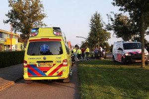 De fietser werd per ambulance naar het ziekenhuis gebracht. Foto: Henk Stoelwinder