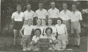 Het ODK-twaalftal dat in 1950 kampioen werd van de 2e klasse F.K.B.. Staande v.l.n.r. Eise de Jong, Abe Hielkema, Klaas Idzinga, Harm de Jong, Tjitze van der Woude en Wiebe Lageveen. Midden v.l.n.r. Sim Hielkema, Tine de Vries, Zus Liemburg en Gretha van der Brug.                                       Vooraan Mieke Looyenga (links) en Zwaantje Homans.