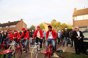 Wethouder Piet van Dijk (op de fiets 2e van rechts) opende samen met leerlingen van de BHS het inspiratiehuis.