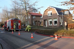 Achter een woning aan de Stationsweg was brand in een container. Foto: Henk Stoelwinder