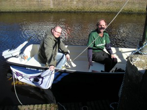 De tewaterlating van de boot door de vrijwilligers, aan de Molenwal Gorredijk. 