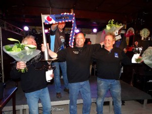 Arend Wisse de Boer (midden) werd met de Drie Gebroeders kampioen in Langweer.