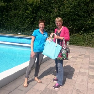 Klaarke de Jong (rechts) is de 10.000ste bezoeker van zwembad De Delte.