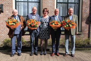 De gedecoreerden van Opsterland poseren met burgemeester Ellen van Selm. Foto: Henk Stoelwinder