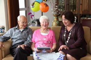 Burgemeester Ellen van Selm feliciteert het 70-jarig echtpaar.