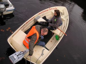 Vrijwilligers van Milieudefensie op de zonne-zwerfboot, waarmee zwerfvuil uit het water wordt gevist.
