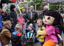 Tekenfilmheld Dora bezoekt de kermis van Gorredijk