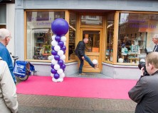 Maarten de Jong 'schopt' vernieuwde Wereldwinkel Gorredijk open