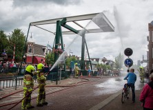Brandweer geeft eresaluut tijdens Langste Dag Festival Gorredijk