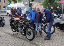 Oude motoren rijden tocht vanuit Gorredijk